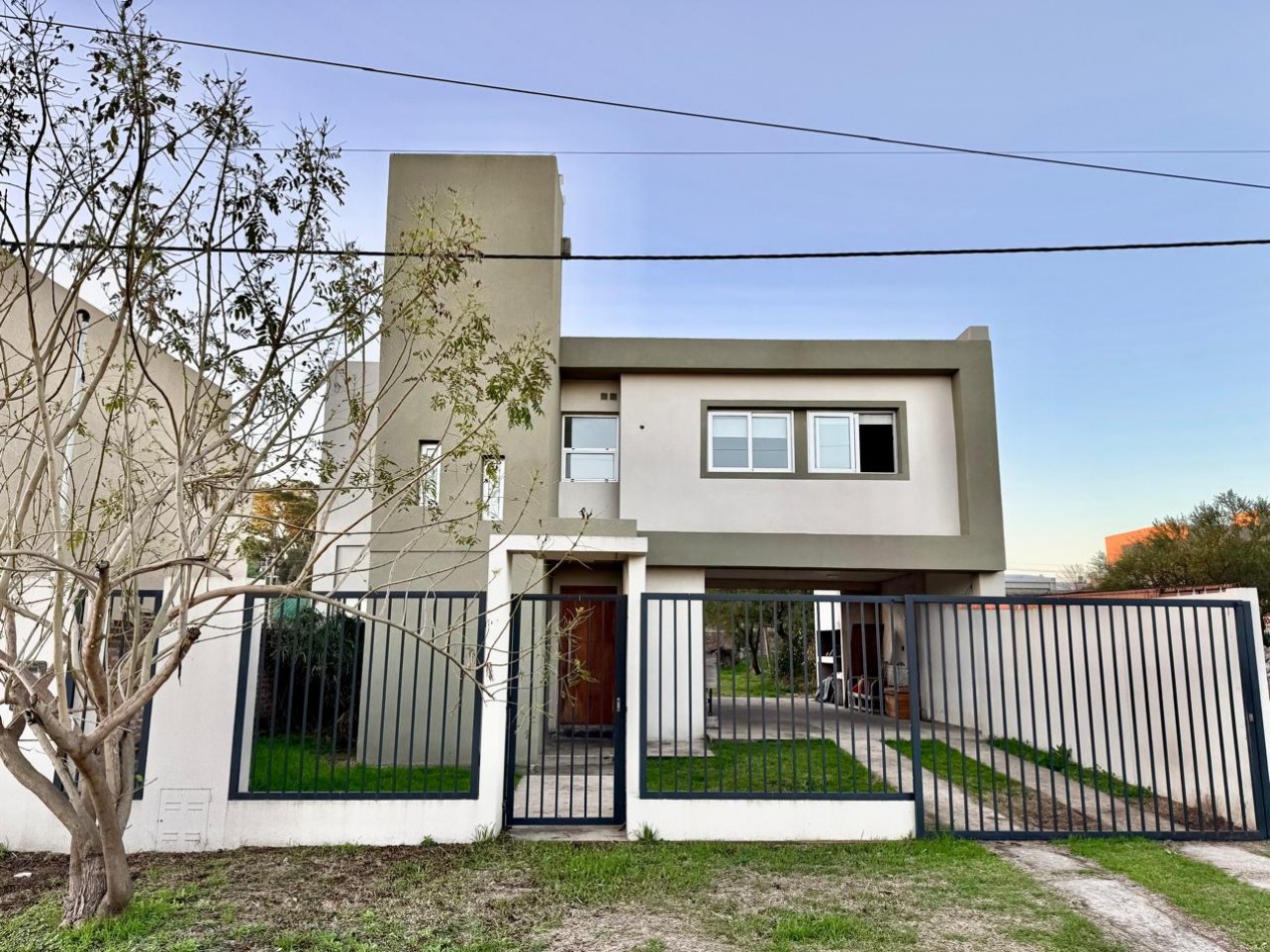 VENTA CASA 2 DORMITORIOS CON PATIO ZONA GOLF