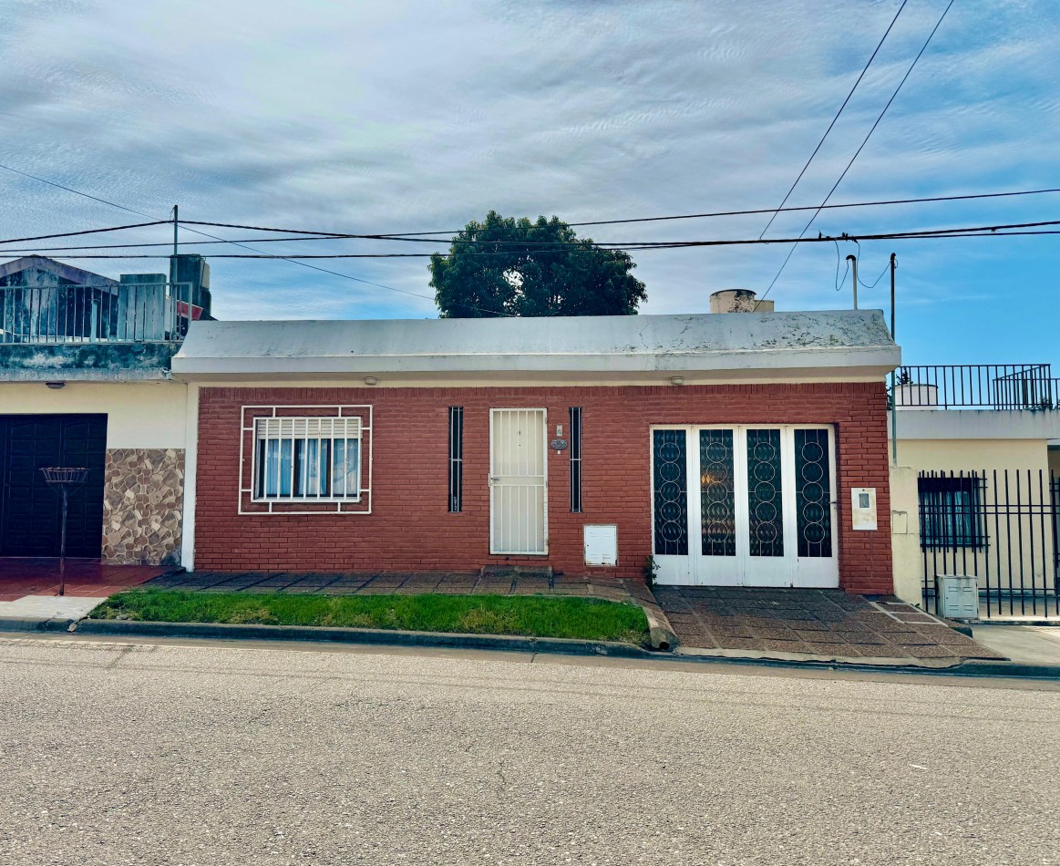 VENTA CASA 2 DORMITORIOS Y COCHERA BARRIO SANTA LUCIA