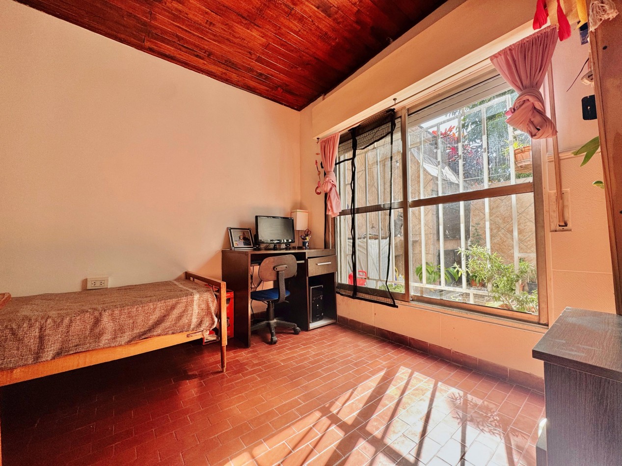 VENTA CASA 2 DORMITORIOS Y COCHERA BARRIO SANTA LUCIA