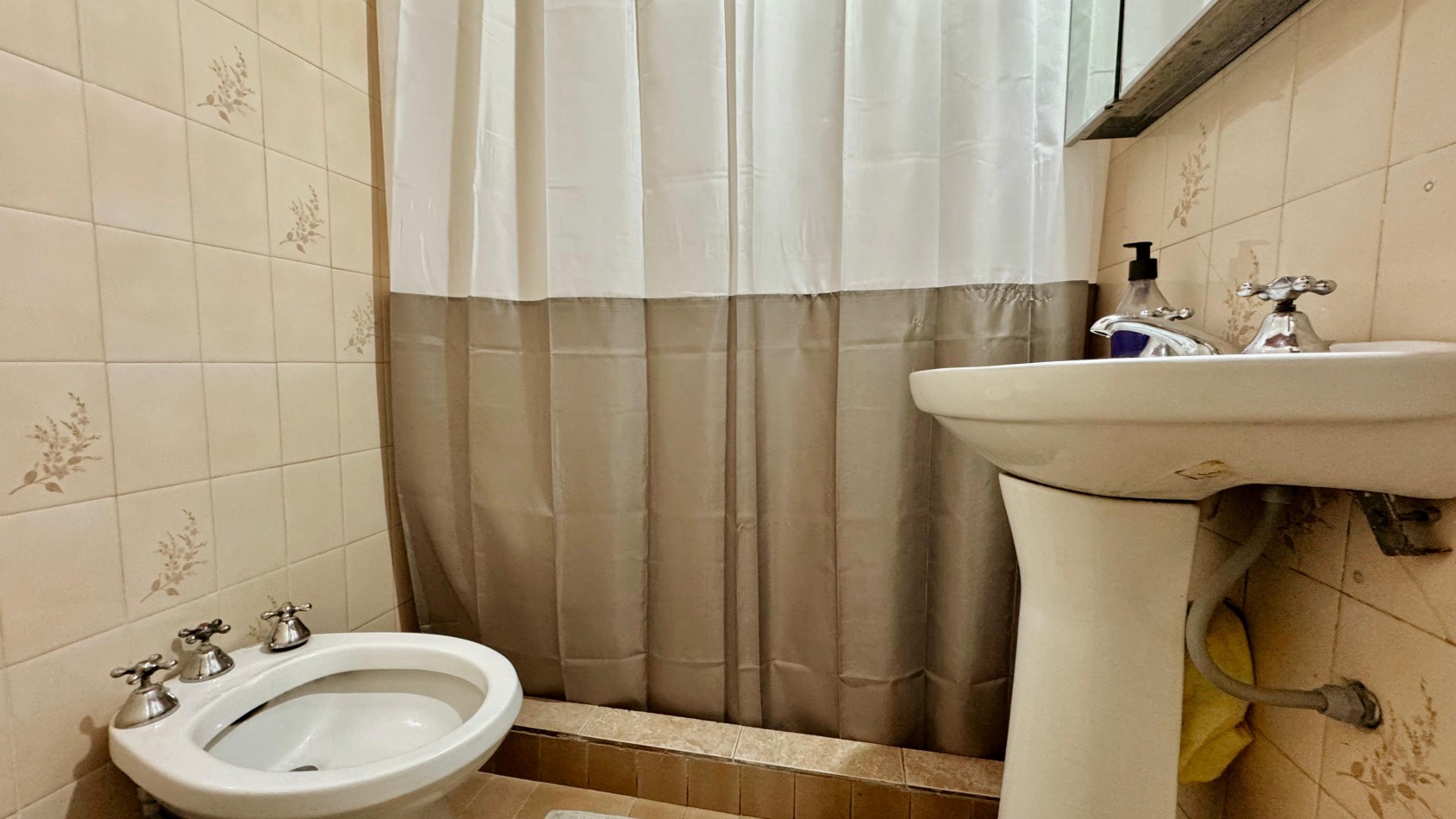 VENTA CASA 2 DORMITORIOS Y COCHERA BARRIO SANTA LUCIA