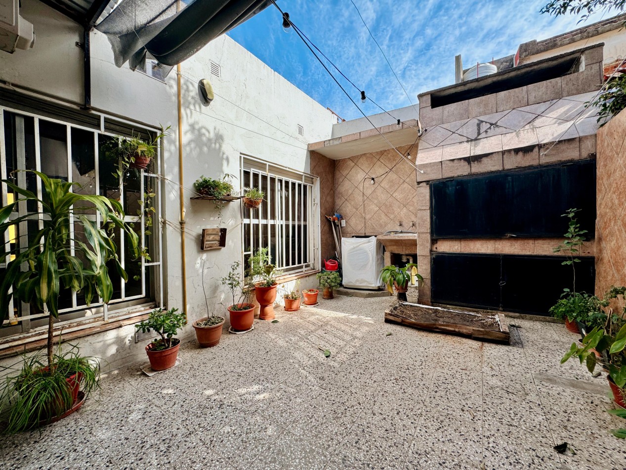VENTA CASA 2 DORMITORIOS Y COCHERA BARRIO SANTA LUCIA